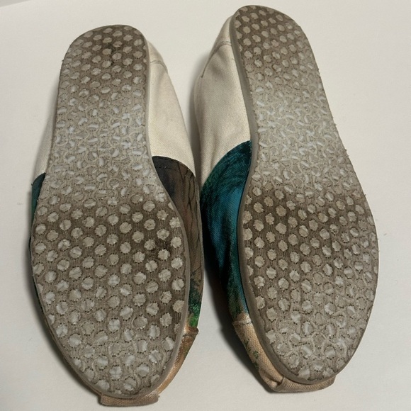 Tom’s Custom Painted Fox and the Hound Shoes - Picture 3 of 7